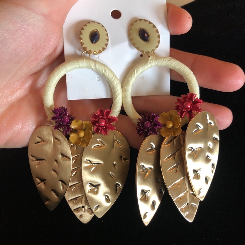 Gold Tone and Cream Floral Leaf Dangle Earrings Dreamcatcher Shaped